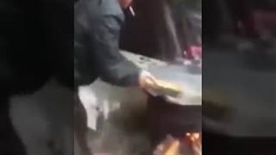لقطات صادمة لطهي ثعابين حية في الصين (فيديو)