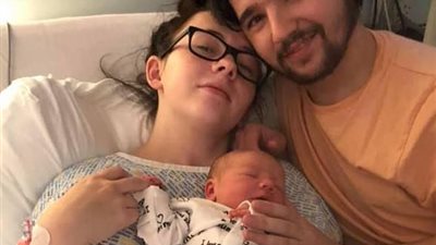 امرأة تكتشف مفاجأة محزنة بعد ولادتها بيومين