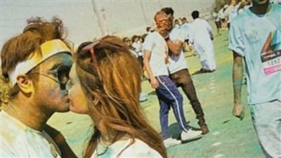 قبلات بين شاب وفتاة في سباق الألوان تثير جدلًا في السعودية (فيديو وصور)