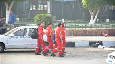 بالصور.. انتشار مسعفي الهلال الأحمر بميدان مصطفى محمود