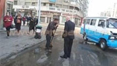 بالصور.. الانتهاء من سحب مياه الأمطار بشارع شبرا