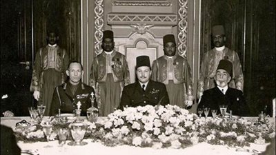 الملك فاروق يقيم وليمة سمك لوزرائه في العيد