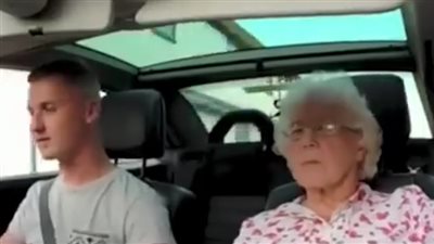 شاب يفاجئ جدته يوم عيد ميلادها بشكل غير متوقع (فيديو)