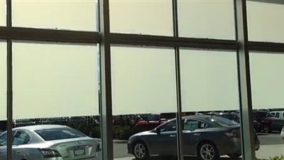 أحدث تقنية للتحكم في شفافية زجاج المنازل والسيارات (فيديو)