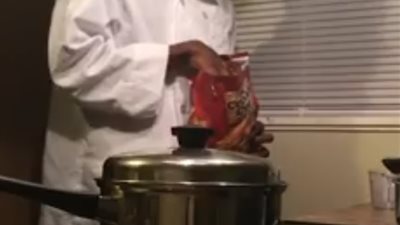 رجل يضع نفسه في مأزق أثناء قلي البطاطس (فيديو)