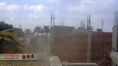 بالصور .. إزالة المباني المخالفة على طريق 