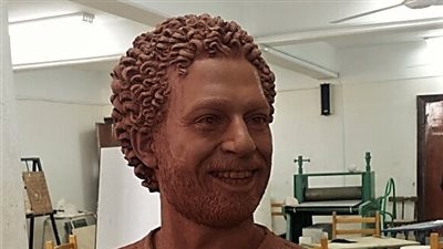 «نحات أسيوط» يعد بإنهاء تمثال محمد صلاح تكريما للاعب
