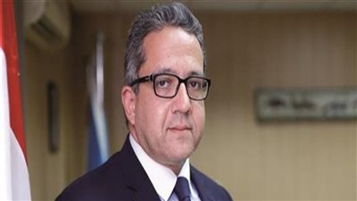 وزير الآثار يشارك في افتتاح معرض فني بشارع المعز