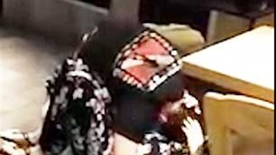 رجل حاول إحراج حبيبته بحركة رومانسية فانقلبت عليه (فيديو وصور)