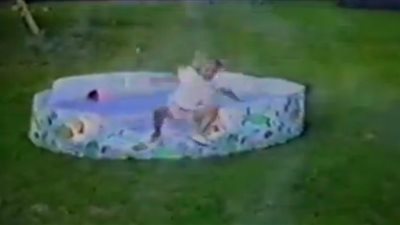 بالفيديو.. أطرف وأصعب سقطات الأطفال في «حمام السباحة»