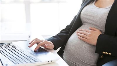 أحقية الموظفة المتوفى مولودها في إجازة الوضع