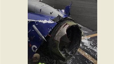 هلع ركاب طائرة بعد سقوط نافذتها (فيديو وصور)