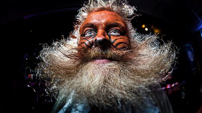 رجال يتنافسون على أغرب شعر وجه في العالم (صور)