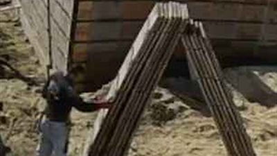 لحظة سقوط ألواح خشبية ضخمة على عامل بناء (فيديو وصور)