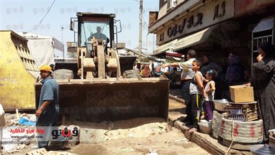 بالصور.. حملة نظافة وإزالة إشغالات بميدان القناطر