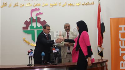 وزير القوى العاملة يسلم 376 عقد عمل لذوي الاحتياجات الخاصة