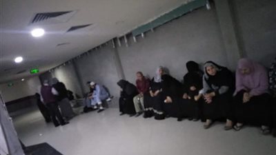 المعتمرون يفترشون الأرض أمام مراكز البصمة في المنصورة (صور)