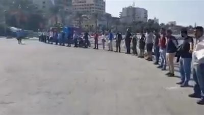 سلسلة بشرية للبنانيين على أنغام 