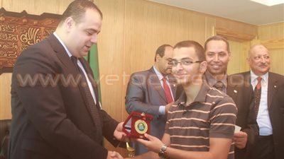 بالفيديو والصور.. محافظ الفيوم يكرم أوائل الثانوية في أول أيام العيد