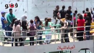 بالفيديو.. فتاة تجذب أنظار الشباب أثناء الرقص على مركب