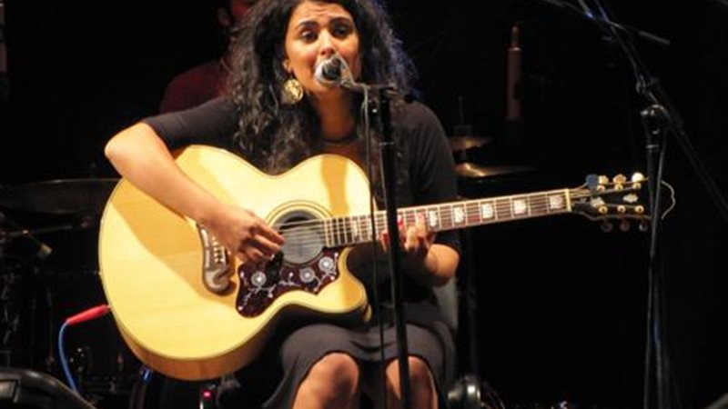  الفنانة الشابة دينا