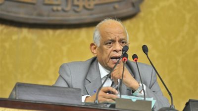 نائب يهاجم الحكومة بسبب تهريب الآثار.. وعبد العال: أنا خايف على حنجرتك