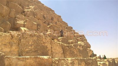 بالصور.. مصريون يخالفون القوانين ويتسلقون الأهرامات