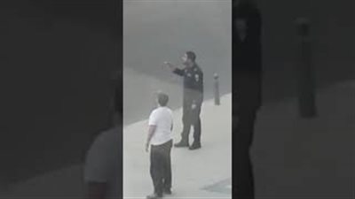 رد فعل ضابط مع شاب تسلق إشارة المرور بالكويت (فيديو)