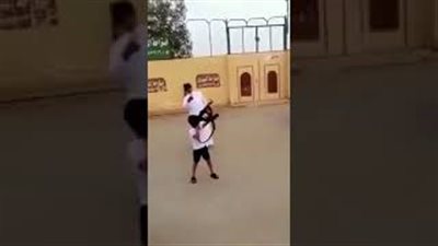رد فعل صادم لشباب لحظة إطلاق طفل النيران من سلاح رشاش (فيديو)