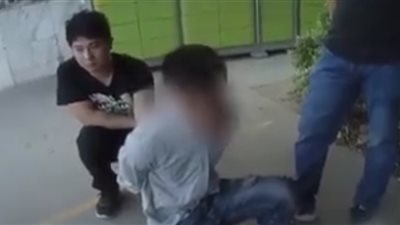 ندم حرامي سرق هاتف سيدة (فيديو)