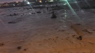 وصول السيل إلى العريش.. والمحافظة والصحة ترفعان الطوارئ (صور)