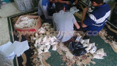 بالصور.. الإرهابية توزع أكياس «فيشار» عليها صور المعزول في الفيوم