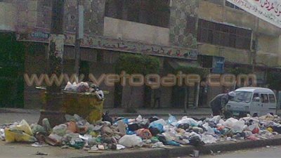 بالصور.. الأهالي تهتف ضد محافظ الإسكندرية بسبب انتشار القمامة بالشوارع