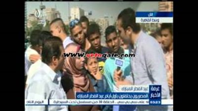 بالفيديو.. مواطنون يحتفلون بالعيد أعلى كوبري «قصر النيل»