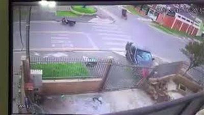 لحظة تعرض سائق دراجة نارية لحادث تصادم مميت (فيديو)