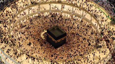 بالصور.. مسلمو العالم يحتفلون بعيد الفطر بالصلاة وأشهى المأكولات