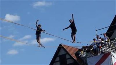 تنافس مثير بين شخصين في السير على الحبل (فيديو)