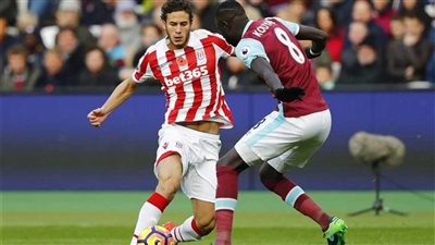 رمضان صبحي يشاهد تعادل ستوك سيتي أمام وست هام