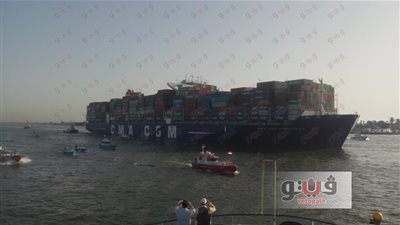 بالفيديو.. لحظة وصول أكبر سفينة حاويات لرصيف ميناء غرب بورسعيد
