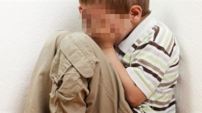 أسرة طالب تتهم آخر بفقء عين ابنهم في المنيا