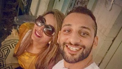 حسام حسن يحتفل بالعيد مع زوجته