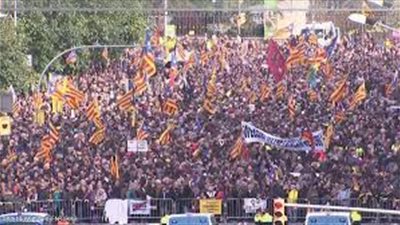 تظاهرات حاشدة في برشلونة للمطالبة بالوحدة الإسبانية