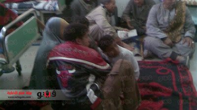 بالصور.. مستشفى الزقازيق الجامعي بدون أسرة.. والمرضى يفترشون الأرض