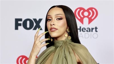 دوجا كات تحلق شعر رأسها وحاجبيها| صور