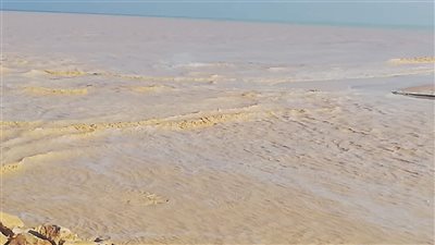 شاهد لحظة التقاء السيل بالبحر المتوسط في العريش (فيديو وصور)