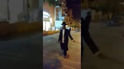 لحظة مطاردة يهودي متشدد لعدد من الفتيات في الشارع (فيديو)