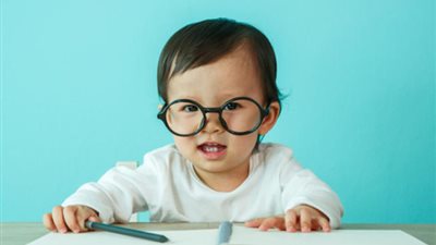 كيف تتعاملين مع طفلك المُتأخر في النطق (فيديو)