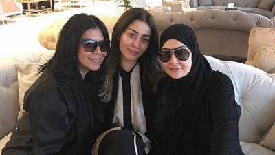 ابنة غادة عبد الرازق تتعرض لهجوم حاد بسبب صورتها في العمرة