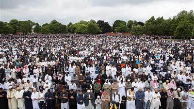 بالفيديو والصور.. 70 ألف مسلم يؤدون صلاة العيد بمسجد في إنجلترا