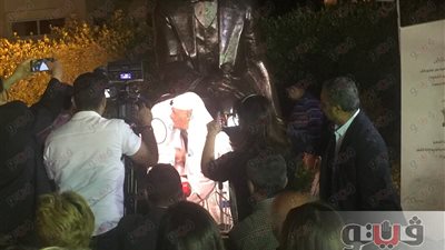 المعاودة يهدي دروعا تكريمية لمساعديه في حفل تدشين كتابه الجديد